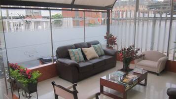 Familieværelse til 4 personer - 1 soveværelse | Stue | 32-tommers tv med kabelkanaler