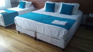 Værelse til 3 personer | 1 soveværelse, allergivenligt sengetøj, dundyner, skrivebord