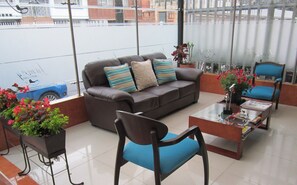 四人房 | 客廳 | 32 吋電視連有線電視頻道