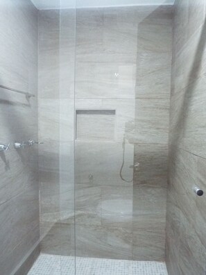 Double Room, 2 Double Beds | Bathroom | Shower, free toiletries, hair dryer, towels - Hotel Galería del Ángel (Santa María Huatulco)