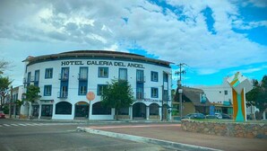 A multi-story building with the sign "HOTEL GALERIA DEL ANGEL" on the facade.