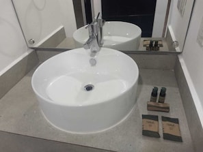 Double Room, 2 Katil Kelamin (Double) | Bilik Mandi | Pancuran mandi, kelengkapan dandanan diri percuma, pengering rambut