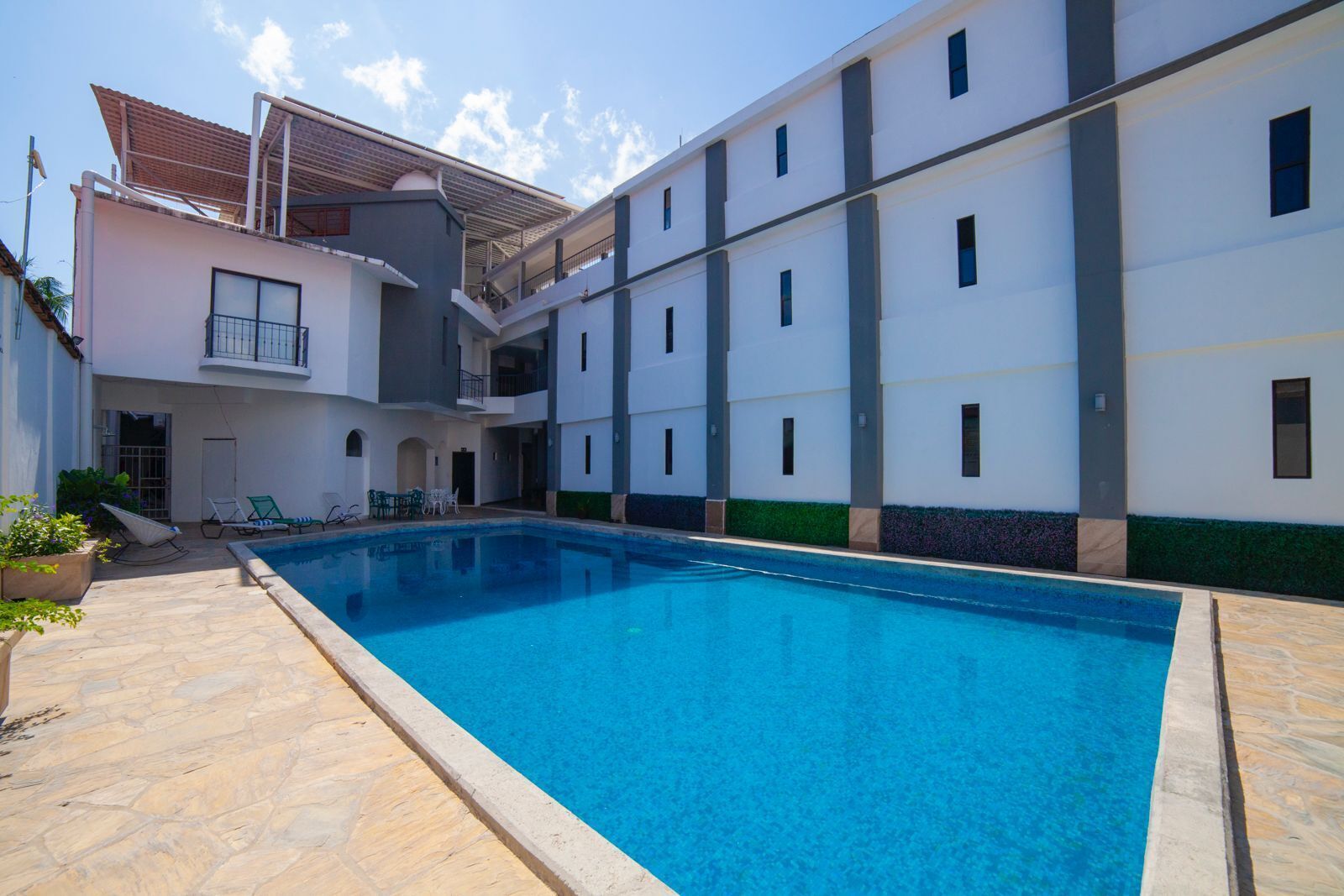 outdoor pool, open 9 am to 10:00 pm, pool umbrellas, pool loungers