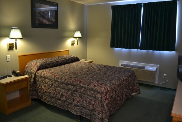 Room, 1 Queen Bed, Kitchenette | Iron/ironing board, free WiFi, bed sheets