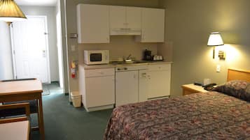 Room, 1 Queen Bed, Kitchenette | Iron/ironing board, free WiFi, bed sheets