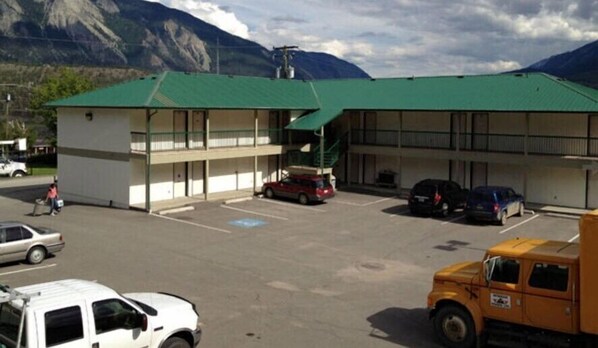 Exterior - 4 Pines Motel (Lillooet)