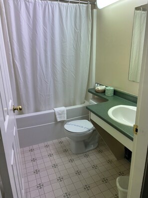 Standard Room, 1 Queen Bed | Bathroom | Combined shower/bathtub, free toiletries, towels, soap - 4 Pines Motel (Lillooet)