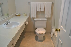 客房, 1 张大床, 简易厨房 | 浴室 | 淋浴/盆浴组合、免费洗浴用品、毛巾、肥皂