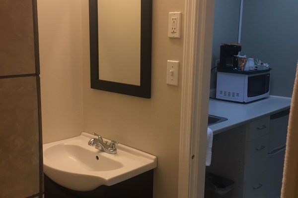 (1) Queen bedded room with Shower | Bathroom | Combined shower/tub, free toiletries, towels, soap