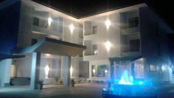 Fassade der Unterkunft – Abend/Nacht