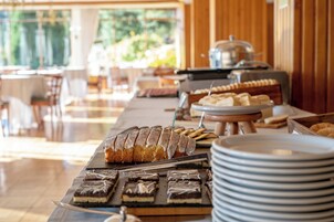 Café da manhã com buffet grátis todos os dias