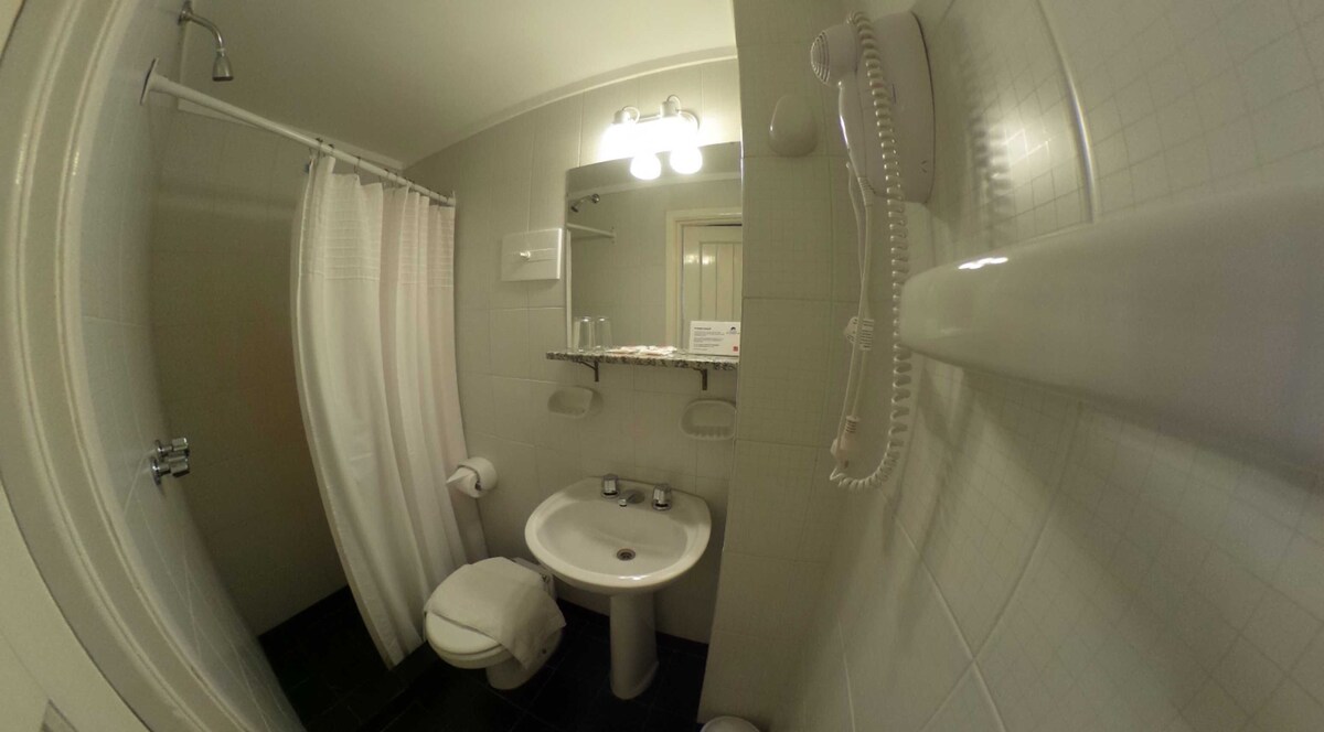 Habitación estándar, 2 camas individuales | Baño | Ducha y cabezal de ducha tipo lluvia