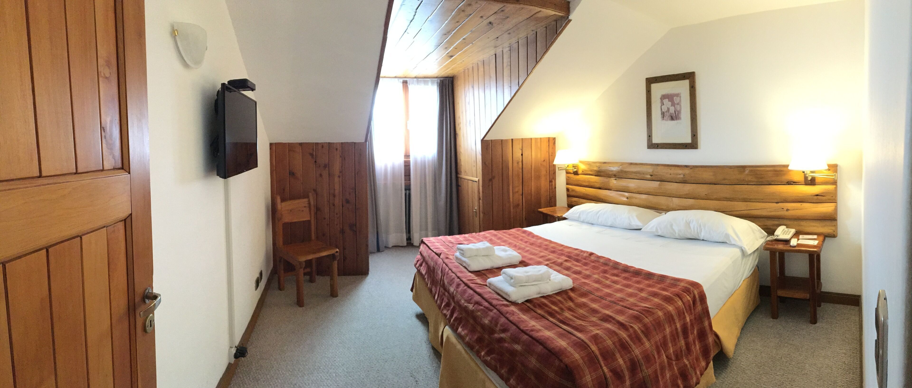 In-room safe, desk, soundproofing, bed sheets