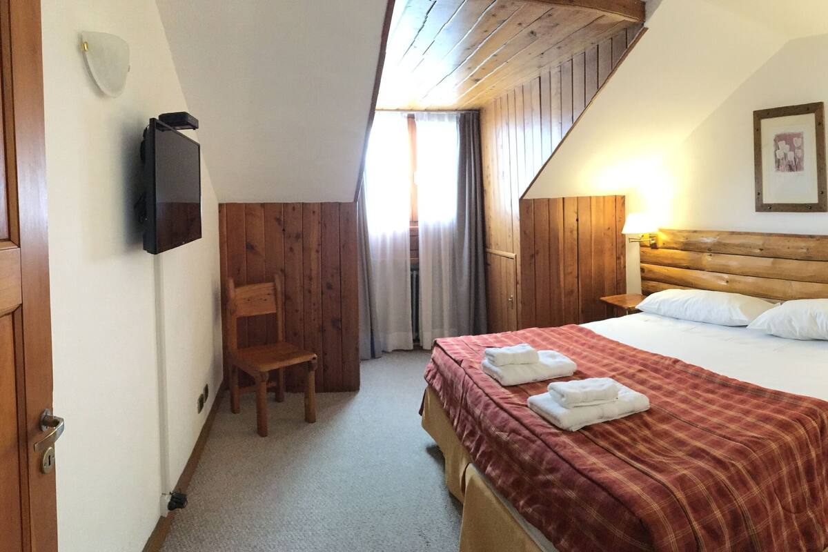 In-room safe, desk, soundproofing, bed sheets