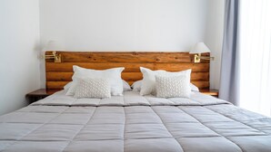 habitacion familiar 6 personas | ตู้นิรภัยในห้องพัก, โต๊ะทำงาน, ห้องเก็บเสียง, ผ้าปูที่นอน