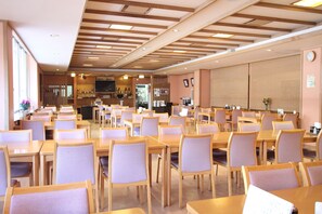 Déjeuner complet (1404 JPY par personne)