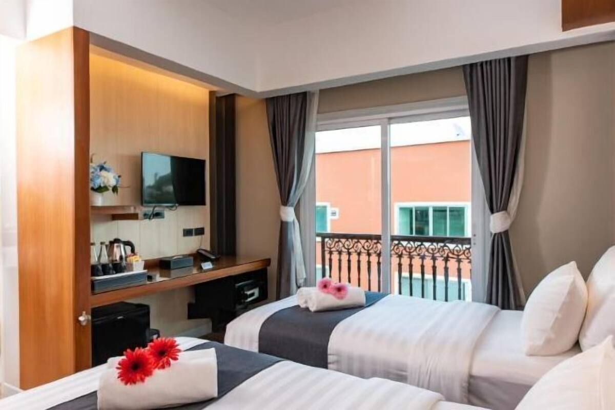 Minibar, in-room safe, blackout curtains, free WiFi