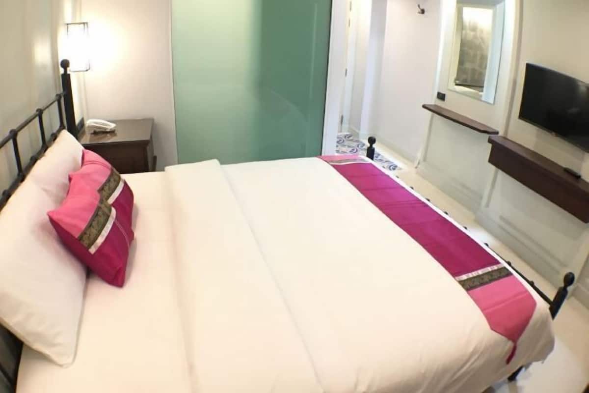 Minibar, in-room safe, blackout curtains, free WiFi
