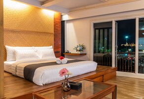 Grand Suite Family | Minibar, in-room safe, blackout drapes, free WiFi