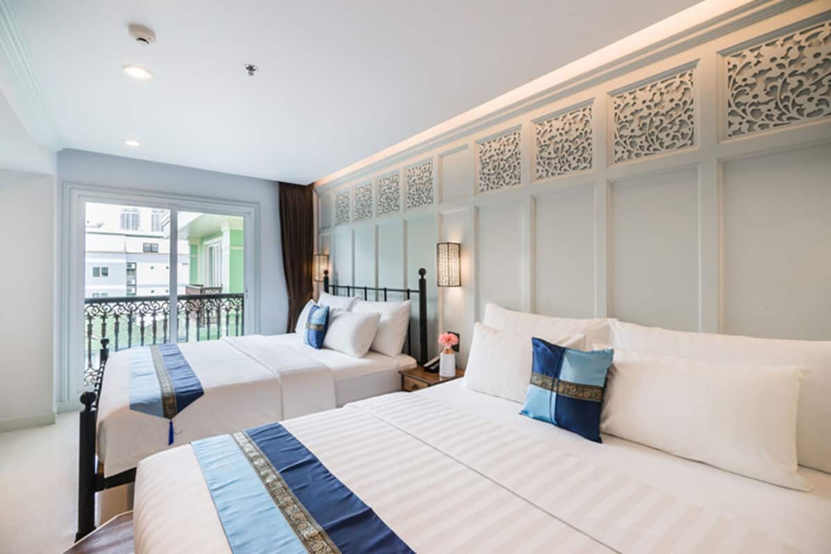 Deluxe Family | Minibar, in-room safe, blackout drapes, free WiFi