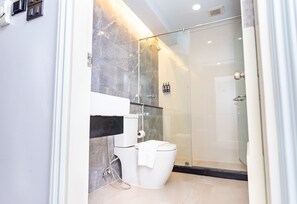 Deluxe Triple | Bathroom - Dang Derm in The Park Khaosan (Bangkok)