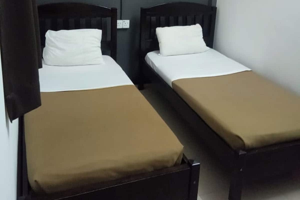 Budget Twin Room | Desk, bed sheets