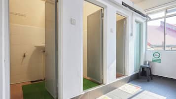 Regadera, amenidades de baño gratuitas, toallas