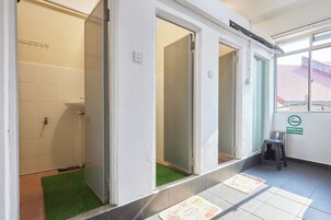 Ducha, artículos de tocador gratuitos, toallas