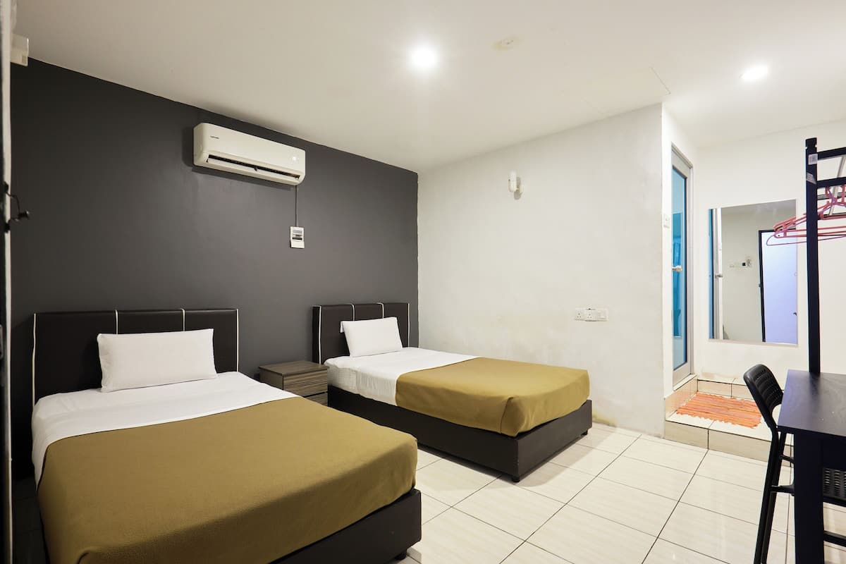 Deluxe Twin Room | Desk, bed sheets