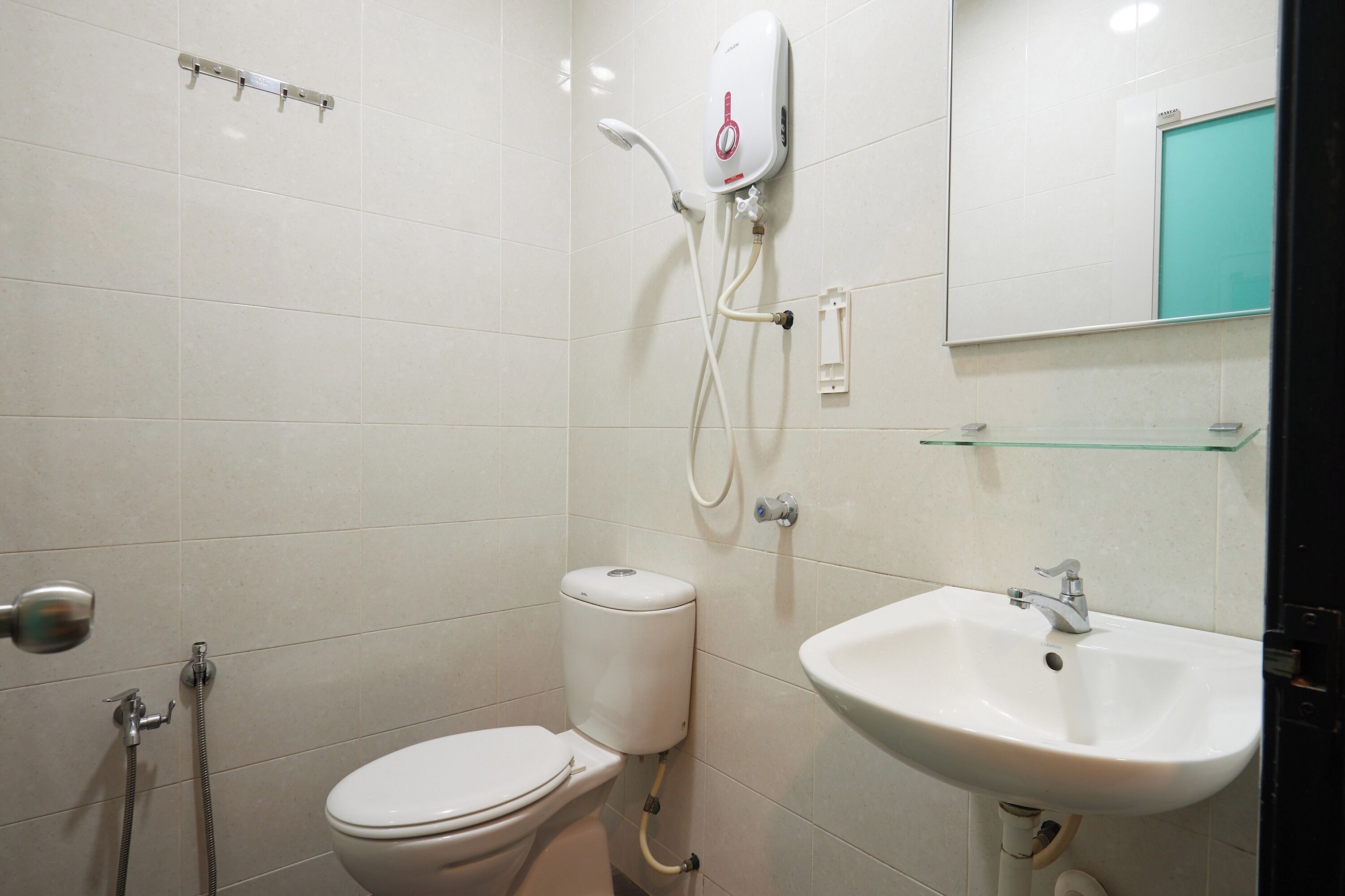 Deluxe Family Room | Bathroom | Shower, free toiletries, towels