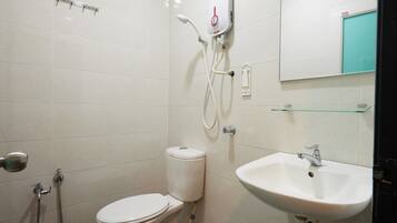 Deluxe Family Room | Bathroom | Shower, free toiletries, towels