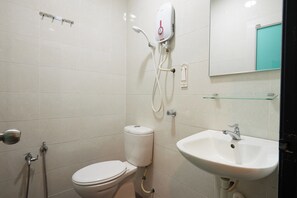 Deluxe Family Room | Bathroom