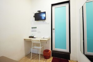 Desk, bed sheets - Uncle Guesthouse Kuala Terengganu (Kuala Terengganu)