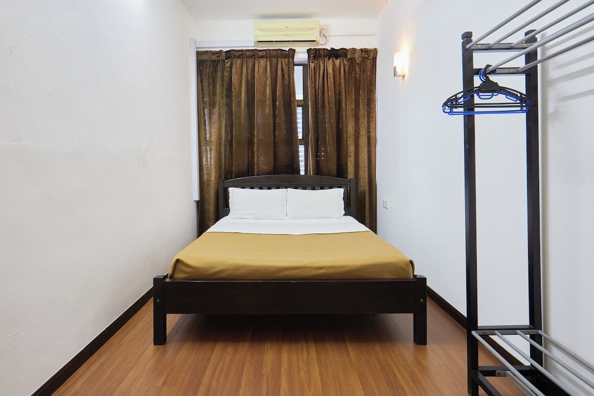 Budget Double Room | Desk, bed sheets