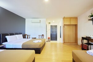 Family Room | Meja, cadar katil