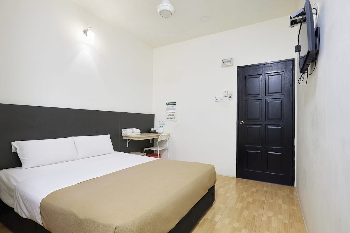 Deluxe Double Room | Desk, bed sheets