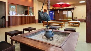 Una habitació japonesa tradicional amb terra de tatami, un panell shoji i un llit futón.