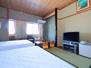In-room safe, desk, blackout drapes, free WiFi - Oyado Hachibei (Takayama)