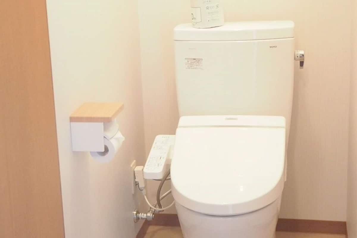 Perlengkapan mandi gratis, pengering rambut, sandal, dan handuk