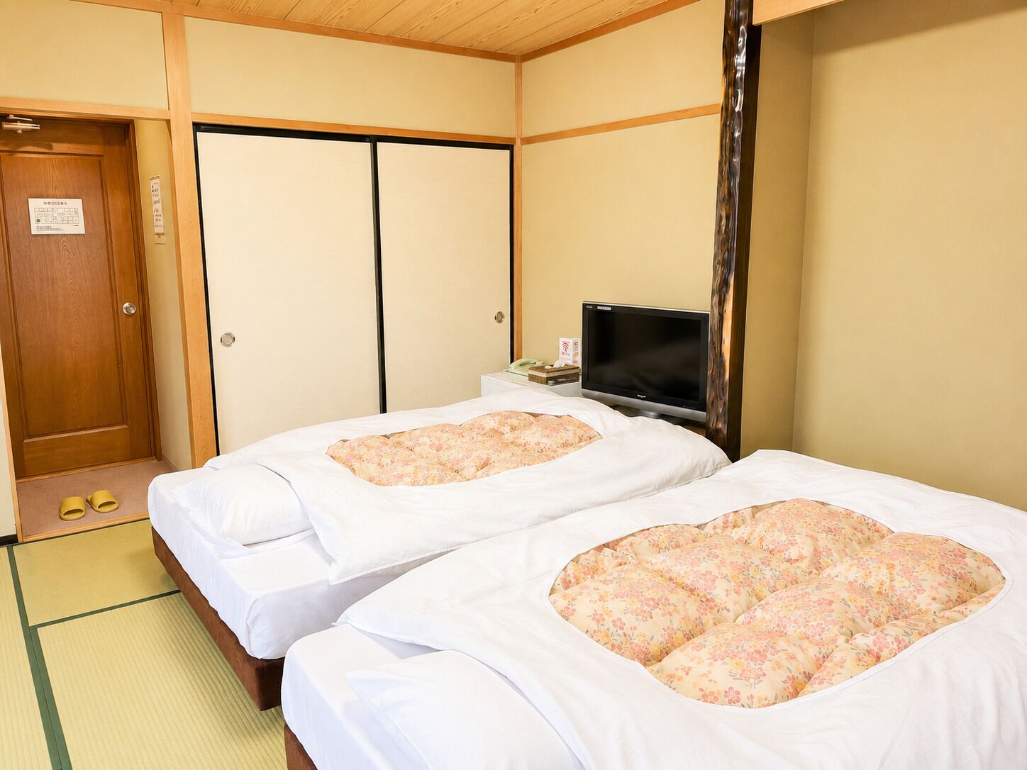 ห้องทราดิชันนัลสำหรับสี่ท่าน, ห้องน้ำรวม (Japanese Style) | ตู้นิรภัยในห้องพัก, โต๊ะทำงาน, ผ้าม่านกันแสง, Wi-Fi ฟรี