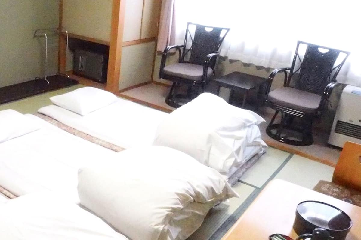 Brankas, meja kerja, tirai kedap cahaya, dan Wi-Fi gratis