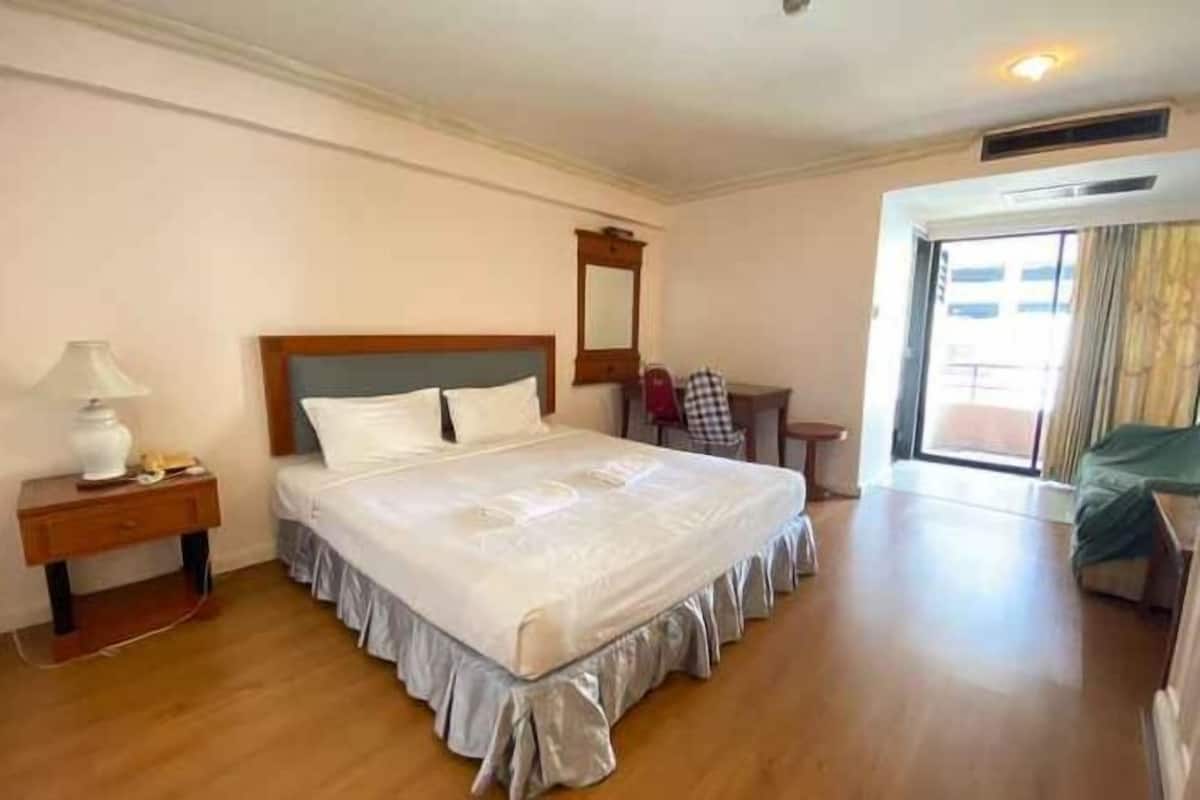 1 bedroom, in-room safe, desk, blackout drapes