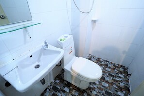 Shower, free toiletries, towels - @Sleep Walk (Bangkok)