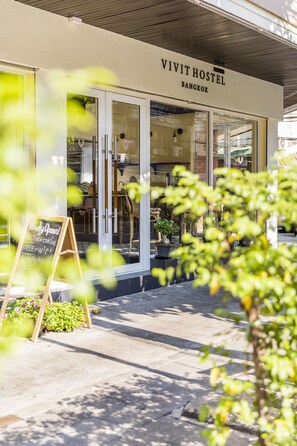 Front of property - Vivit Hostel Bangkok (Bangkok)