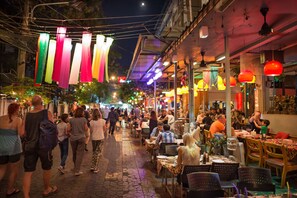 Outdoor dining - Vivit Hostel Bangkok (Bangkok)
