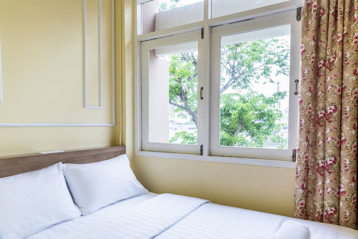Double Room City View with Shared Bathroom | Ylelliset vuodevaatteet, pimennysverhot, ilmainen Wi-Fi, vuodevaatteet