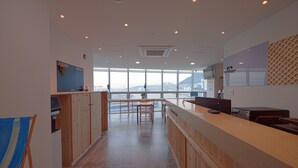 Eine moderne Küche mit Holzausstattung, einer langen Arbeitsplatte und einem großen Fenster mit Blick auf die Stadt.