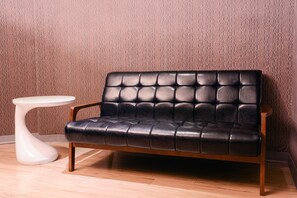 Habitación cuádruple familiar, 1 habitación | Área de sala de estar | Televisión de pantalla plana 