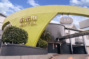 Vista frontal de la propiedad