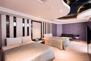 A modern hotel room with two beds, a small table, and a seating area. - Cantaloupe Motel (Taoyuan City)